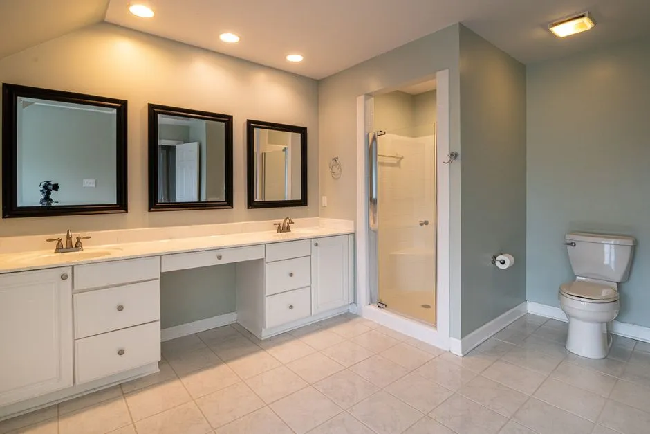 Décomposition réaliste d'un budget salle de bain selon la taille et le niveau de gamme.